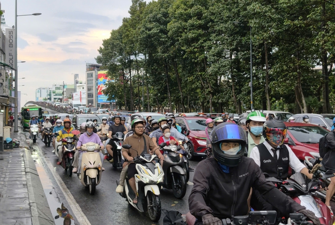 Gi&ocirc;ng lốc TPHCM g&acirc;y sập m&aacute;i t&ocirc;n , &ugrave;n tắc giao th&ocirc;ng nghi&ecirc;m trọng Chiều 17 - 5 - Ảnh 2.