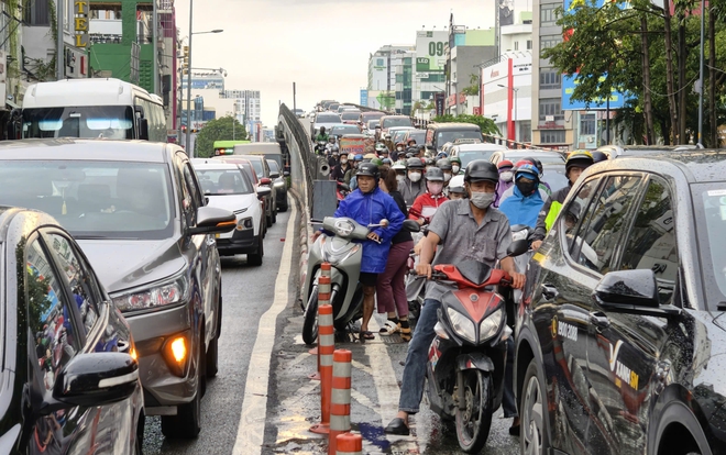 Gi&ocirc;ng lốc TPHCM g&acirc;y sập m&aacute;i t&ocirc;n , &ugrave;n tắc giao th&ocirc;ng nghi&ecirc;m trọng Chiều 17 - 5 - Ảnh 4.