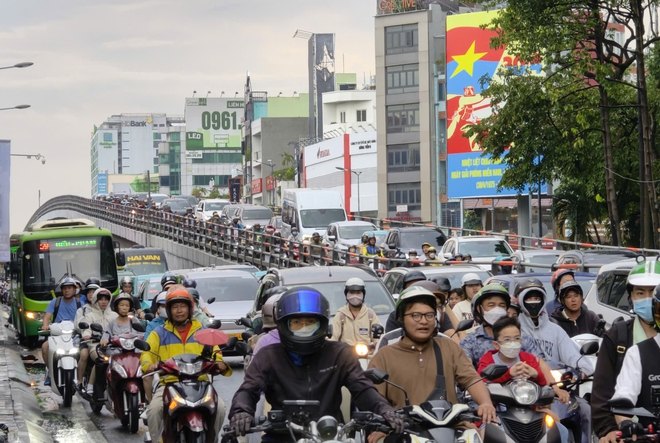 Gi&ocirc;ng lốc TPHCM g&acirc;y sập m&aacute;i t&ocirc;n , &ugrave;n tắc giao th&ocirc;ng nghi&ecirc;m trọng Chiều 17 - 5 - Ảnh 3.