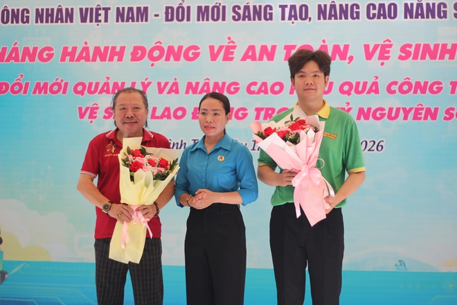Người lao động h&agrave;o hứng khi được tặng rau sạch, phục vụ b&aacute;nh, c&agrave; ph&ecirc; miễn ph&iacute; - Ảnh 6.