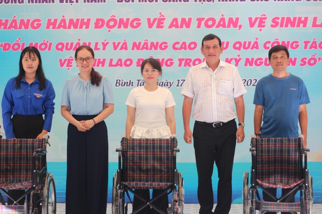 Người lao động h&agrave;o hứng khi được tặng rau sạch, phục vụ b&aacute;nh, c&agrave; ph&ecirc; miễn ph&iacute; - Ảnh 2.