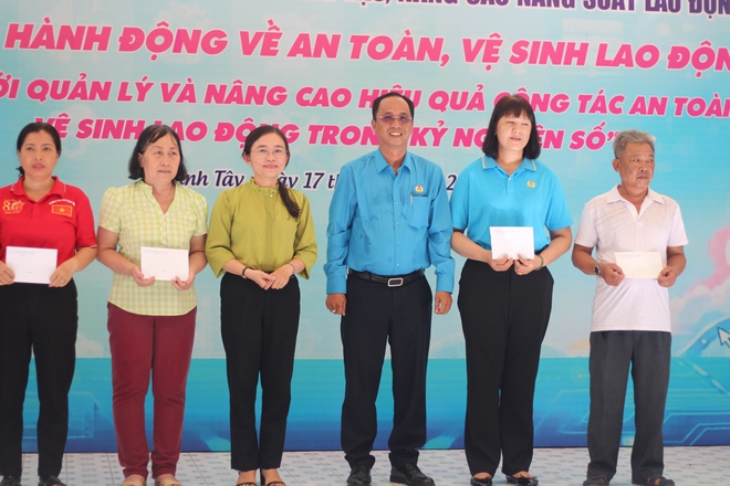Người lao động h&agrave;o hứng khi được tặng rau sạch, phục vụ b&aacute;nh, c&agrave; ph&ecirc; miễn ph&iacute; - Ảnh 4.