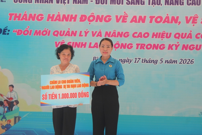 Người lao động h&agrave;o hứng khi được tặng rau sạch, phục vụ b&aacute;nh, c&agrave; ph&ecirc; miễn ph&iacute; - Ảnh 3.