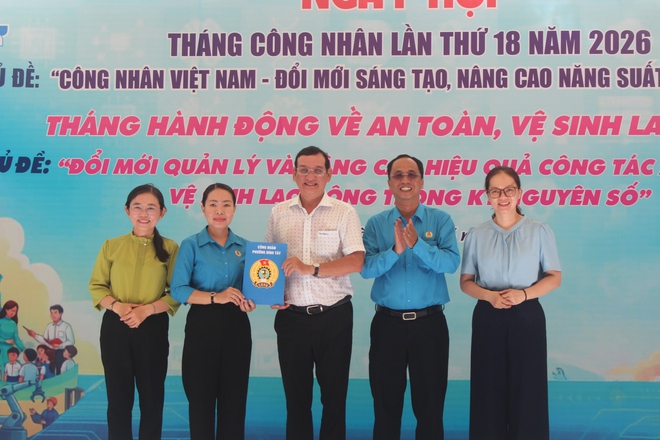 Người lao động h&agrave;o hứng khi được tặng rau sạch, phục vụ b&aacute;nh, c&agrave; ph&ecirc; miễn ph&iacute; - Ảnh 5.