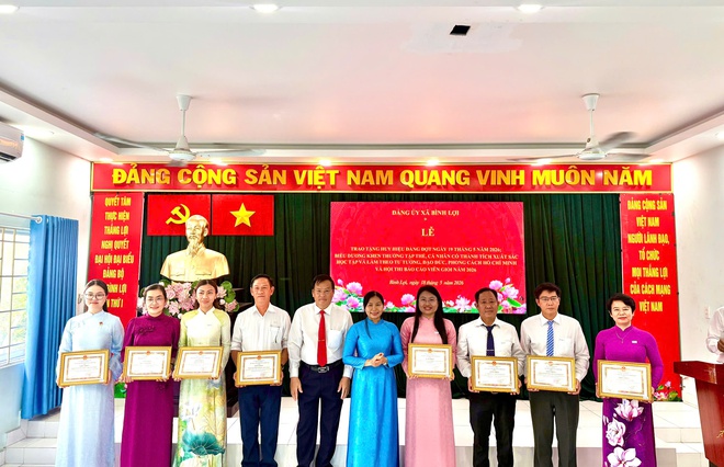 X&atilde; B&igrave;nh Lợi, TPHCM: T&ocirc;n vinh đảng vi&ecirc;n ti&ecirc;u biểu, lan tỏa học tập v&agrave; l&agrave;m theo B&aacute;c - Ảnh 2.
