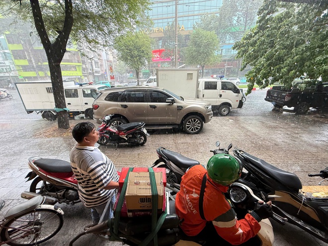 Thời tiết TPHCM: Mưa lớn kèm gió mạnh và sấm sét chiều nay - Ảnh 4. Thời tiết TPHCM: Mưa lớn kèm gió mạnh và sấm sét chiều nay - Ảnh 4.