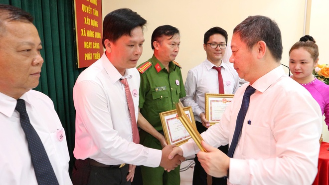 Hưng Long trao Huy hiệu Đảng v&agrave; tuy&ecirc;n dương nhiều tập thể, c&aacute; nh&acirc;n ti&ecirc;u biểu học B&aacute;c - Ảnh 8.