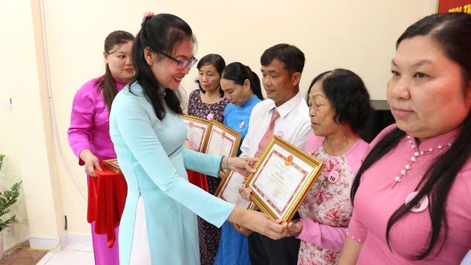 Hưng Long trao Huy hiệu Đảng v&agrave; tuy&ecirc;n dương nhiều tập thể, c&aacute; nh&acirc;n ti&ecirc;u biểu học B&aacute;c - Ảnh 9.