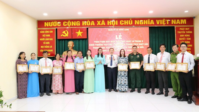Hưng Long trao Huy hiệu Đảng v&agrave; tuy&ecirc;n dương nhiều tập thể, c&aacute; nh&acirc;n ti&ecirc;u biểu học B&aacute;c - Ảnh 10.