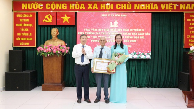 Hưng Long trao Huy hiệu Đảng v&agrave; tuy&ecirc;n dương nhiều tập thể, c&aacute; nh&acirc;n ti&ecirc;u biểu học B&aacute;c - Ảnh 4.