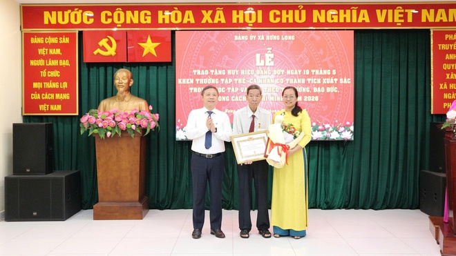 Hưng Long trao Huy hiệu Đảng v&agrave; tuy&ecirc;n dương nhiều tập thể, c&aacute; nh&acirc;n ti&ecirc;u biểu học B&aacute;c - Ảnh 3.