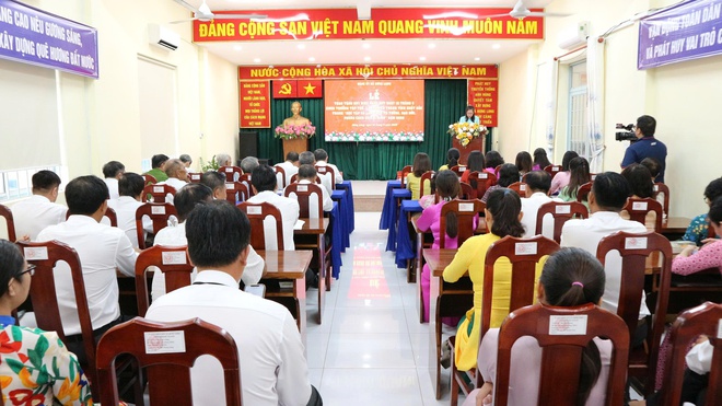 Hưng Long trao Huy hiệu Đảng v&agrave; tuy&ecirc;n dương nhiều tập thể, c&aacute; nh&acirc;n ti&ecirc;u biểu học B&aacute;c - Ảnh 1.