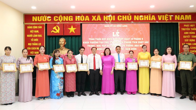 Hưng Long trao Huy hiệu Đảng v&agrave; tuy&ecirc;n dương nhiều tập thể, c&aacute; nh&acirc;n ti&ecirc;u biểu học B&aacute;c - Ảnh 7.