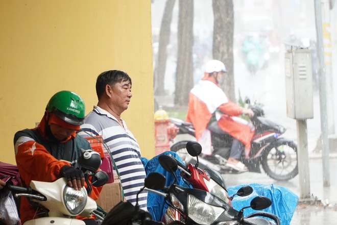 Thời tiết TPHCM: Mưa lớn kèm gió mạnh và sấm sét chiều nay - Ảnh 3. Thời tiết TPHCM: Mưa lớn kèm gió mạnh và sấm sét chiều nay - Ảnh 3.