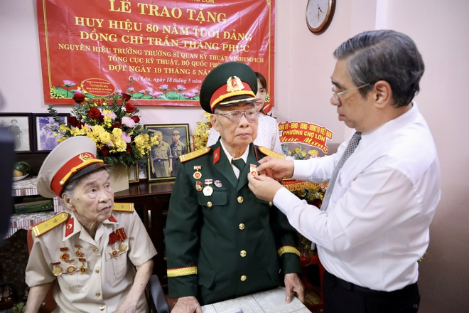 TPHCM trao Huy hiệu 80 và 70 năm tuổi Đảng cho hai đảng viên lão thành - Ảnh 4.