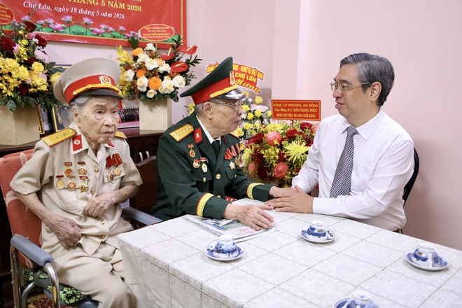 TPHCM trao Huy hiệu 80 và 70 năm tuổi Đảng cho hai đảng viên lão thành - Ảnh 2.
