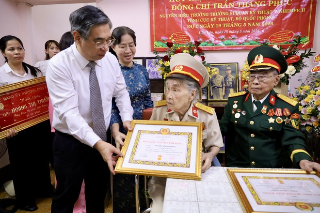 TPHCM trao Huy hiệu 80 và 70 năm tuổi Đảng cho hai đảng viên lão thành - Ảnh 5.