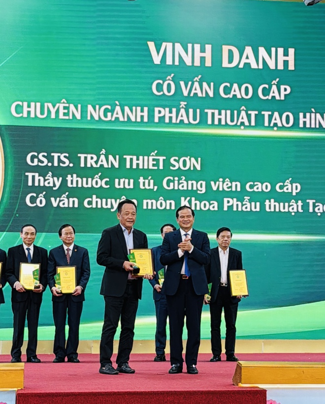 Lần đầu một bệnh viện vinh danh 329 chuy&ecirc;n gia, b&aacute;c sĩ - Ảnh 5.