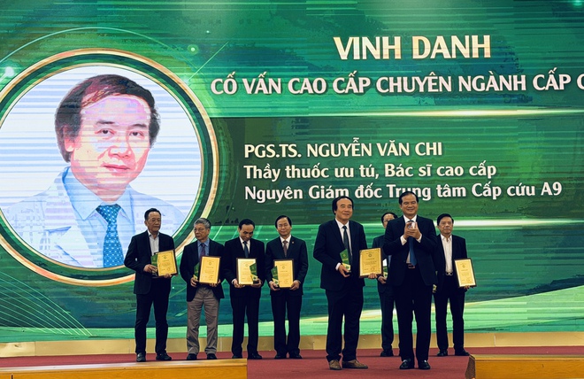 Lần đầu một bệnh viện vinh danh 329 chuy&ecirc;n gia, b&aacute;c sĩ - Ảnh 3.