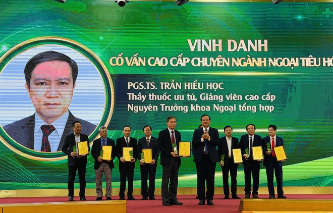 Lần đầu một bệnh viện vinh danh 329 chuy&ecirc;n gia, b&aacute;c sĩ - Ảnh 4.
