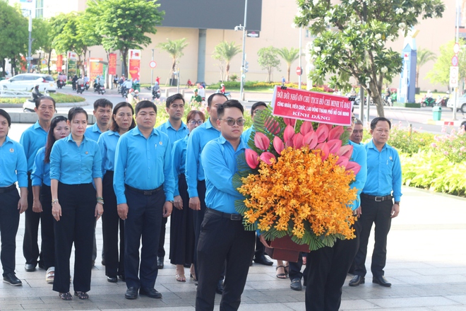 Cán bộ Công đoàn, CNVC-LĐ TPHCM dâng hoa tưởng nhớ Chủ tịch Hồ Chí Minh - Ảnh 2.