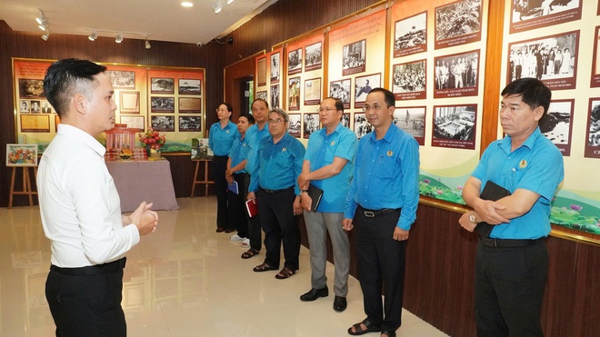 Cán bộ Công đoàn, CNVC-LĐ TPHCM dâng hoa tưởng nhớ Chủ tịch Hồ Chí Minh - Ảnh 8.