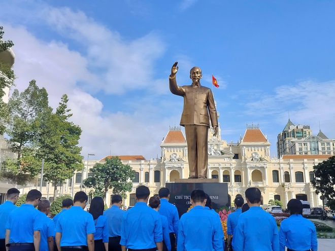 Cán bộ Công đoàn, CNVC-LĐ TPHCM dâng hoa tưởng nhớ Chủ tịch Hồ Chí Minh - Ảnh 3.