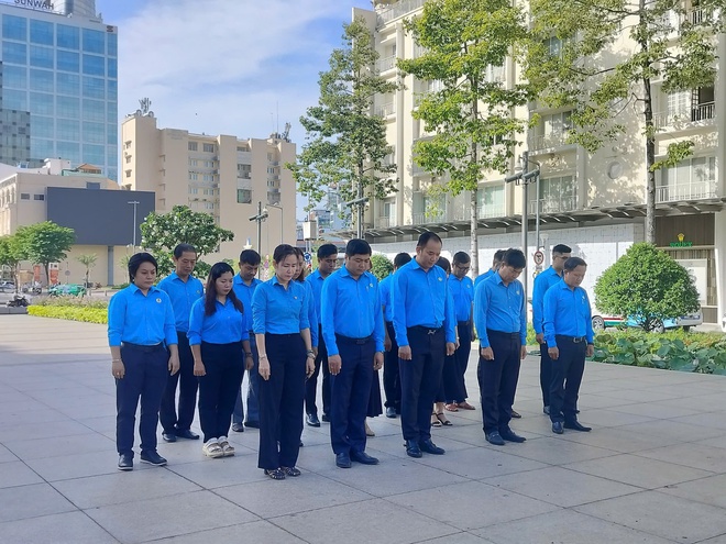Cán bộ Công đoàn, CNVC-LĐ TPHCM dâng hoa tưởng nhớ Chủ tịch Hồ Chí Minh - Ảnh 6.