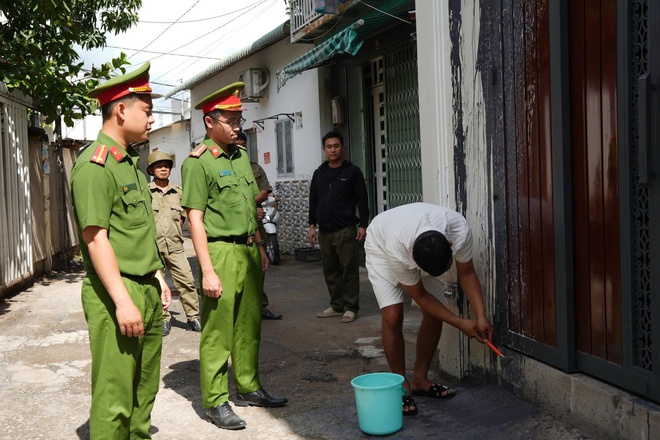 M&acirc;u thuẫn gia đ&igrave;nh dẫn Đến h&agrave;nh vi tạt sơn g&acirc;y hư hỏng t&agrave;i sản tại Nh&agrave; B&egrave; - Ảnh 2.