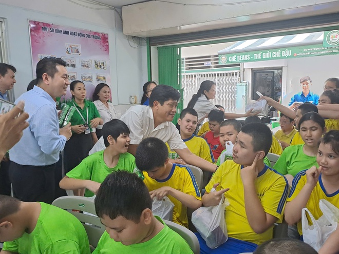 Phường Xuân Hòa thăm, làm việc và tặng quà các đơn vị chăm sóc, giáo dục trẻ em đặc biệt - Ảnh 12.