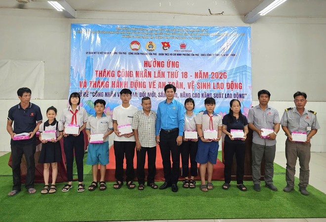 Chăm lo ý nghĩa cho công nhân và con lao động khó khăn - Ảnh 2.