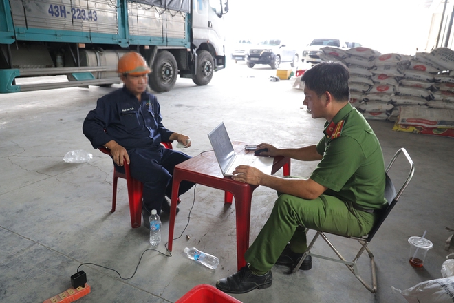 Triệt ph&aacute; bu&ocirc;n lậu T&acirc;y Ninh với 3 đường d&acirc;y thuốc l&aacute; , ph&acirc;n b&oacute;n v&agrave; dầu gi&oacute; giả - Ảnh 7.
