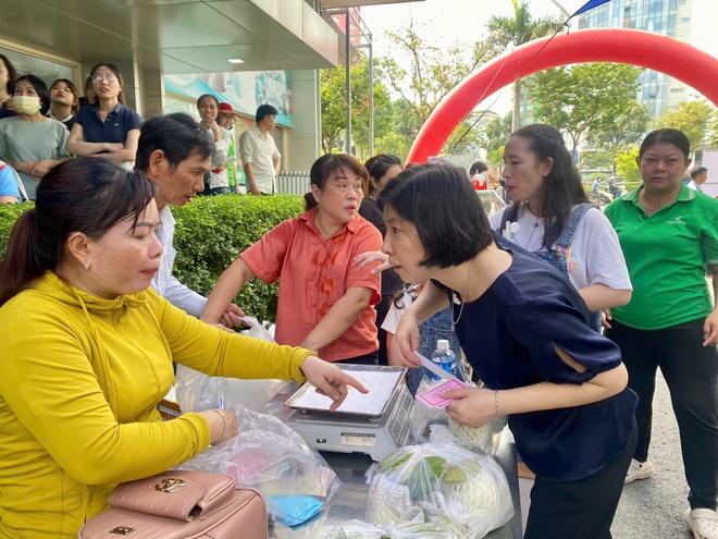  Trao quà, mở phiên chợ ưu đãi cho đoàn viên, người lao động - Ảnh 2.