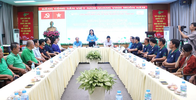  Trao quà, mở phiên chợ ưu đãi cho đoàn viên, người lao động - Ảnh 4.
