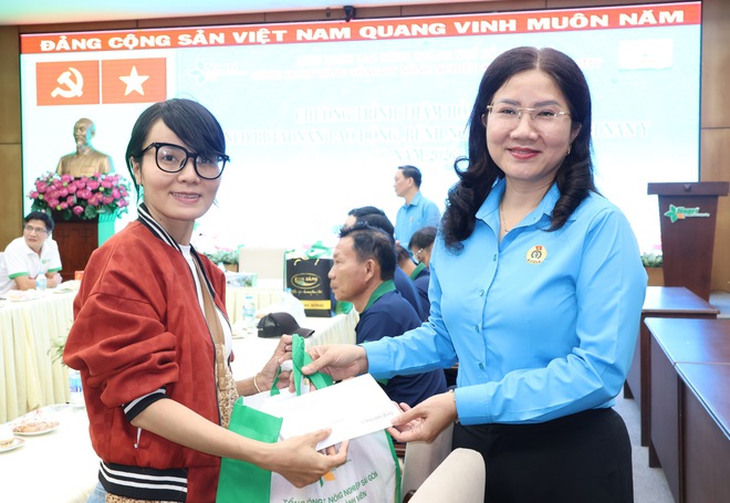  Trao quà, mở phiên chợ ưu đãi cho đoàn viên, người lao động - Ảnh 5.