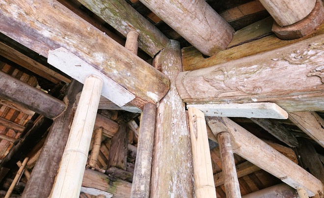 Tin mới vụ đ&igrave;nh cổ chờ sập, d&acirc;n l&agrave;ng d&ugrave;ng tre luồng chống đỡ - Ảnh 4.