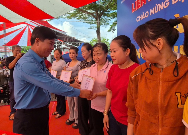 Một doanh nghiệp tặng 1.346 chỉ v&agrave;ng cho người lao động - Ảnh 4.