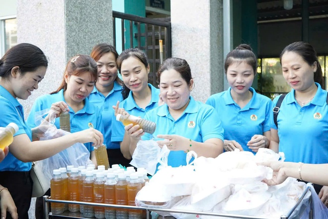 Th&aacute;ng C&ocirc;ng nh&acirc;n diễn ra s&ocirc;i nổi tại khắp phường, x&atilde; ở TPHCM - Ảnh 5.