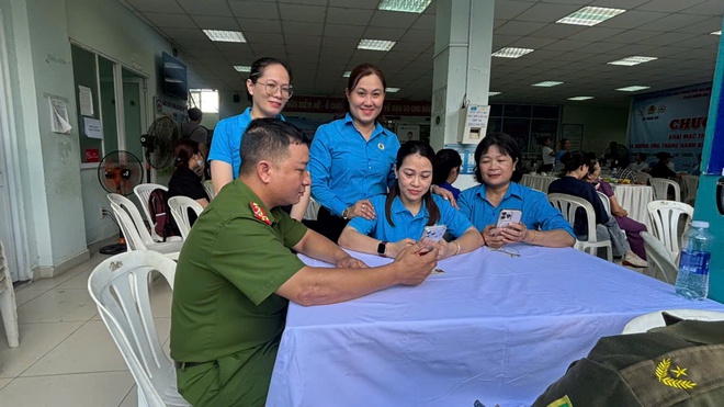 Th&aacute;ng C&ocirc;ng nh&acirc;n diễn ra s&ocirc;i nổi tại khắp phường, x&atilde; ở TPHCM - Ảnh 7.