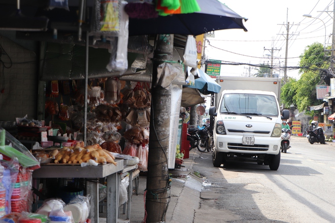 TPHCM: Đường thành chợ tự phát, người dân phải đi xuống lòng đường - Ảnh 3.