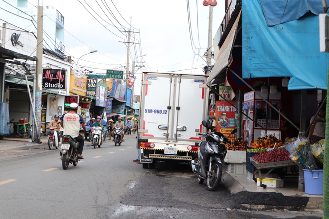 TPHCM: Đường thành chợ tự phát, người dân phải đi xuống lòng đường - Ảnh 6.