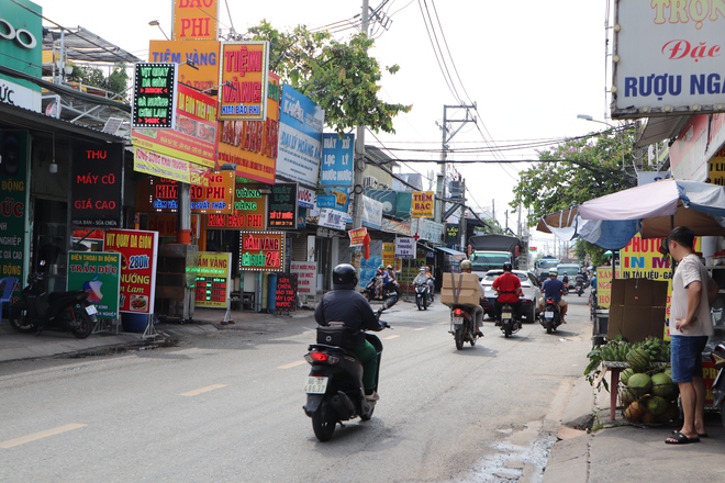 TPHCM: Đường thành chợ tự phát, người dân phải đi xuống lòng đường - Ảnh 4.