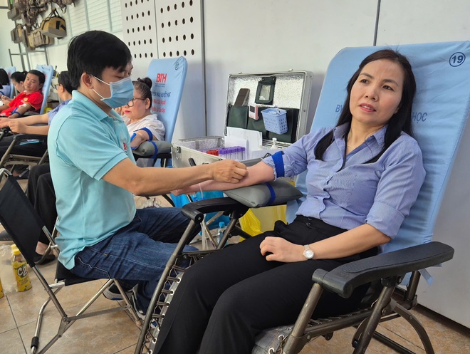 &Yacute; nghĩa chương tr&igrave;nh hiến m&aacute;u t&igrave;nh nguyện "Trao giọt m&aacute;u- gửi sức khỏe- lan tỏa y&ecirc;u thương" - Ảnh 1.