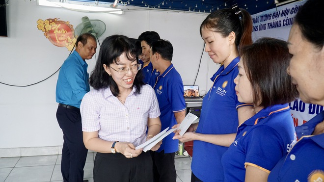 X&atilde; B&igrave;nh Hưng, TPHCM: C&ocirc;ng nh&acirc;n ấm l&ograve;ng với &ldquo;Bữa cơm C&ocirc;ng đo&agrave;n&rdquo; - Ảnh 4.