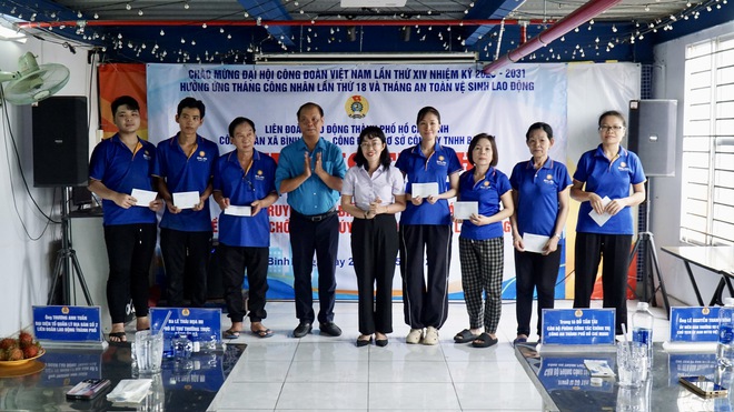 X&atilde; B&igrave;nh Hưng, TPHCM: C&ocirc;ng nh&acirc;n ấm l&ograve;ng với &ldquo;Bữa cơm C&ocirc;ng đo&agrave;n&rdquo; - Ảnh 3.