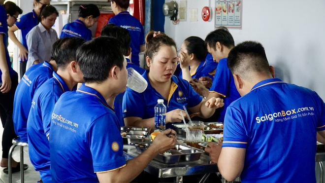X&atilde; B&igrave;nh Hưng, TPHCM: C&ocirc;ng nh&acirc;n ấm l&ograve;ng với &ldquo;Bữa cơm C&ocirc;ng đo&agrave;n&rdquo; - Ảnh 7.