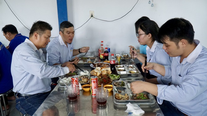 X&atilde; B&igrave;nh Hưng, TPHCM: C&ocirc;ng nh&acirc;n ấm l&ograve;ng với &ldquo;Bữa cơm C&ocirc;ng đo&agrave;n&rdquo; - Ảnh 6.