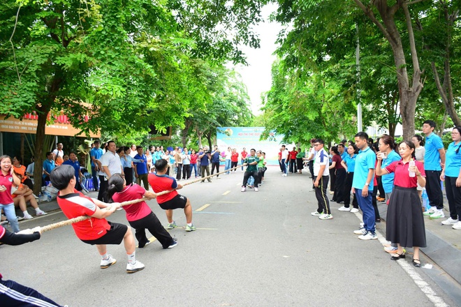 Nhiều sân chơi hấp dẫn giúp người lao động rèn luyện sức khỏe - Ảnh 3.