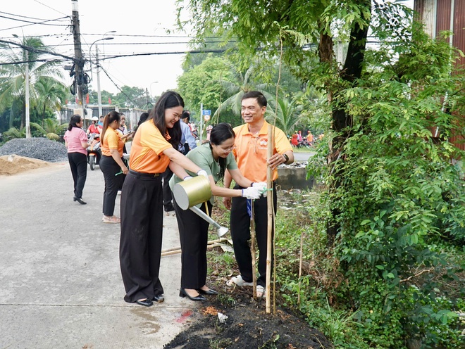 X&atilde; B&igrave;nh Ch&aacute;nh, TPHCM: Người d&acirc;n h&agrave;o hứng hưởng ứng Tết trồng c&acirc;y - Ảnh 4.