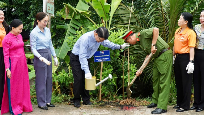 X&atilde; B&igrave;nh Ch&aacute;nh, TPHCM: Người d&acirc;n h&agrave;o hứng hưởng ứng Tết trồng c&acirc;y - Ảnh 3.
